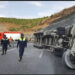 VIDEO/ Përmbyset kamioni në Rrugën e Kombit, dyshohet për viktima