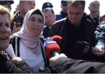 Përplasje me efektivët në protestën e Bërxullës, banorja: Polici më gjuajti me këpucë