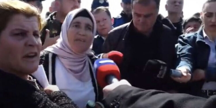 Përplasje me efektivët në protestën e Bërxullës, banorja: Polici më gjuajti me këpucë