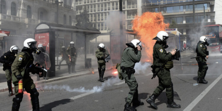 Aksidenti tragjik në Greqi, Athina dhe Selaniku “ndizen” nga protestat e dhunshme