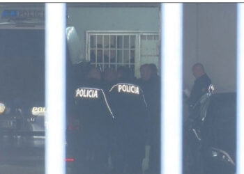 FOTO/ Zbret nga furgoni! Kryetari i bashkisë me hekura në duar në gjyq