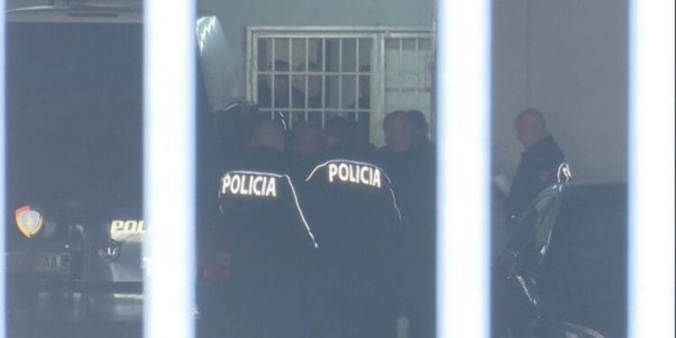 FOTO/ Zbret nga furgoni! Kryetari i bashkisë me hekura në duar në gjyq