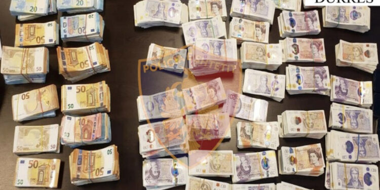 150 mijë euro dhe 164 mijë paund të fshehura në kabinën e kamionit, arrestohet shoferi në Portin e Durrësit