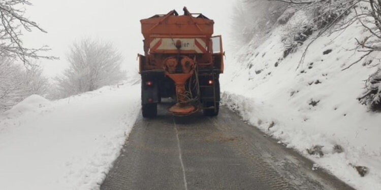 Dëborë në pranverë, zbardhet Korça. Nuk ka probleme me akset nacionale