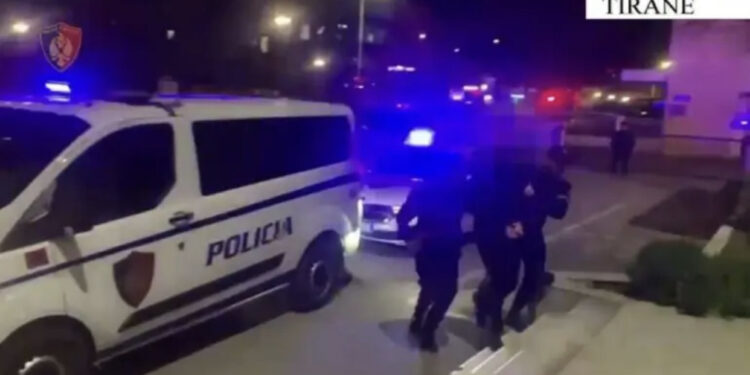“Ku i ke lekët?”/ Kanosën një person dhe familjarët e tij, arrestohen 2 të “fortit”