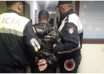 Goditi operatorin e emisionit “STOP” dhe i theu celularin gazetares, arrestohet 50-vjeçari në Fier