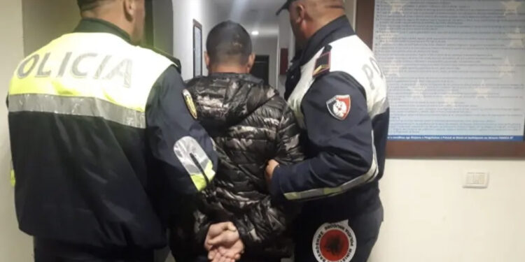 Goditi operatorin e emisionit “STOP” dhe i theu celularin gazetares, arrestohet 50-vjeçari në Fier