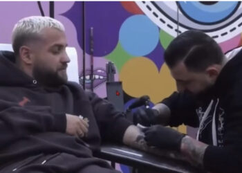 VIDEO/ “Kam 2 muaj që e kërkoj”, Luizi tatuazh dedikim për Kiarën dhe…