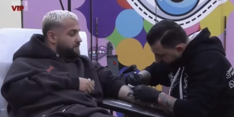 VIDEO/ “Kam 2 muaj që e kërkoj”, Luizi tatuazh dedikim për Kiarën dhe…