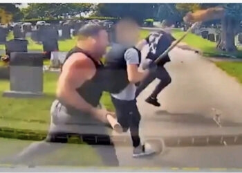 VIDEO/ Funerali i britanikut kthehet në luftë me thika e sëpata mes familjeve të vjetra rivale