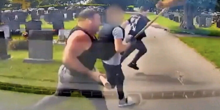 VIDEO/ Funerali i britanikut kthehet në luftë me thika e sëpata mes familjeve të vjetra rivale