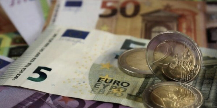 Euro në pikiatë, bie poshtë nivelit të 115 lekëve