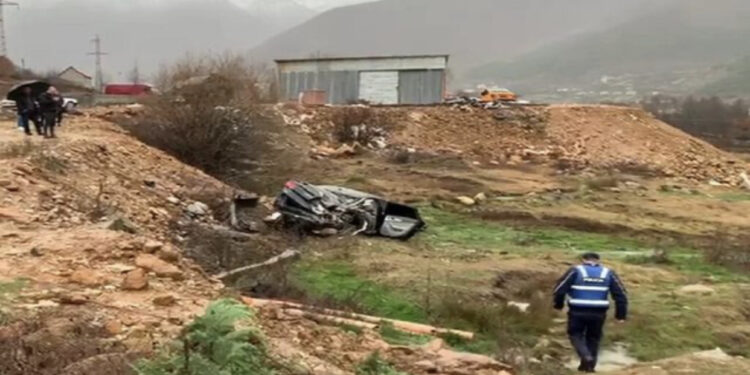 EMRI/ Makina del nga rruga dhe përfundon në kanal, 25-vjeçari niset me helikopter drejt “Traumës”