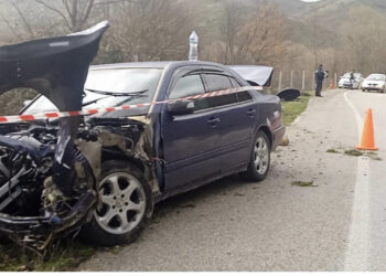 VIDEO/ Tjetër aksident! “Benz”-i futet në parakalim dhe bëhet copë- copë