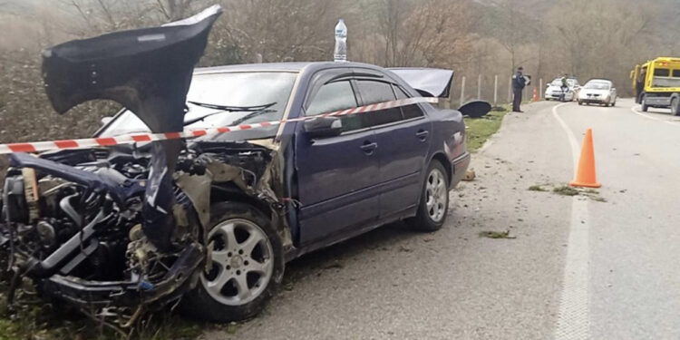 VIDEO/ Tjetër aksident! “Benz”-i futet në parakalim dhe bëhet copë- copë