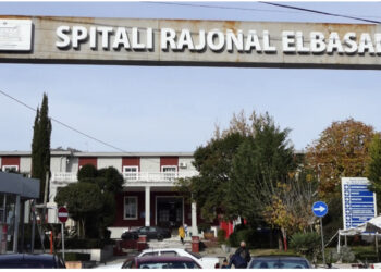 Burri e rreh, gruaja hidhet nga dritarja në Elbasan