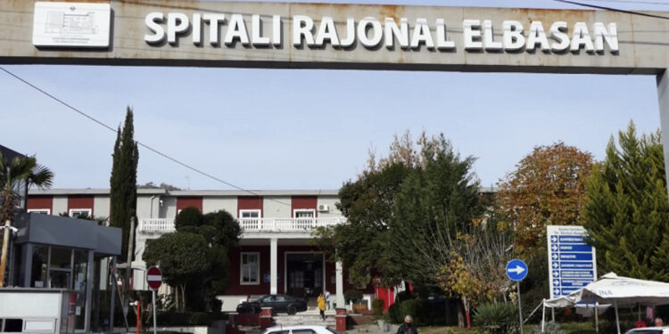 Burri e rreh, gruaja hidhet nga dritarja në Elbasan