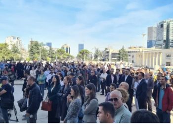 VIDEO/ LIVE-Presioni funksionon! Rama rrit pagat për pedagogët