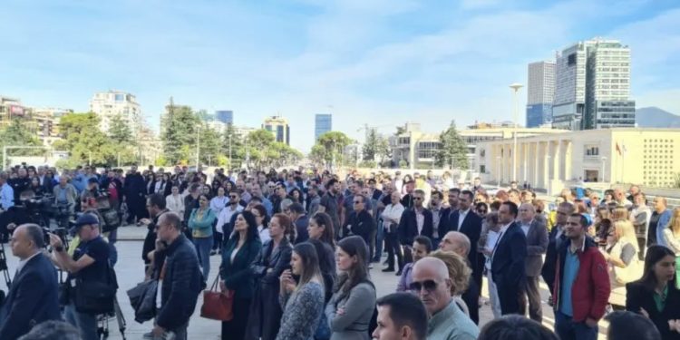 VIDEO/ LIVE-Presioni funksionon! Rama rrit pagat për pedagogët