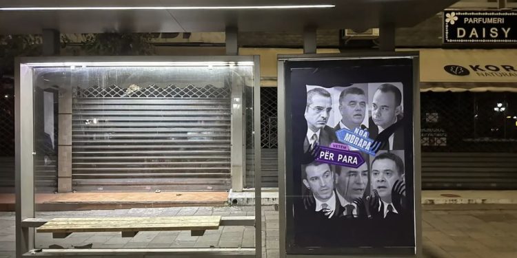 FOTO/ Berisha “çmonton” posterat e Ramës