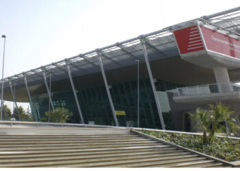 Nga skandali në skandal! “Wizz Air” lë fëmijë dhe të moshuar 9 orë në aeroport