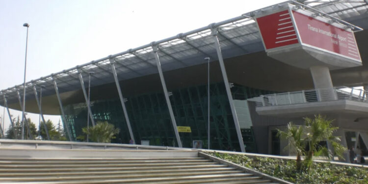 Nga skandali në skandal! “Wizz Air” lë fëmijë dhe të moshuar 9 orë në aeroport