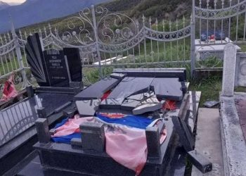 “Edhe të vdekur ia keni frikën”, shkatërrohet varri i Fatmir Haklajt, “shpërthen” e motra!