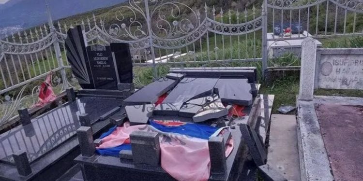 “Edhe të vdekur ia keni frikën”, shkatërrohet varri i Fatmir Haklajt, “shpërthen” e motra!