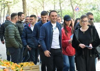 Çdo ecje, një denoncim – Belind Këlliçi me banorët në Tiranë: Duhet ndryshim