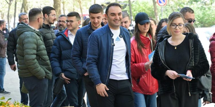 Çdo ecje, një denoncim – Belind Këlliçi me banorët në Tiranë: Duhet ndryshim