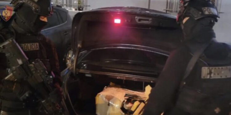 VIDEO-EMRI/ / Si u kap trafikanti me 41 kilogram heroinë në afërsi të aeroportit