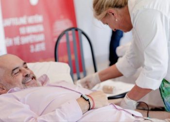 Rama me urgjencë në spital! Kush është mjeku i njohur që e operoi?