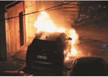 Detaje/ Djegia e makinës në Korçë, ja çfarë fiksuan kamerat e sigurisë