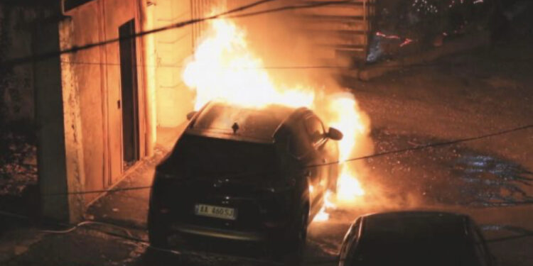 Detaje/ Djegia e makinës në Korçë, ja çfarë fiksuan kamerat e sigurisë