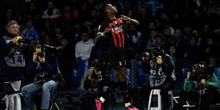 VIDEO/ Milan tregon “dhëmbët” para çerek-finales, “djajtë” turpërojnë Napolin në arenën “Maradona”