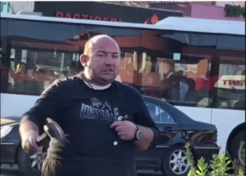 FOTO/ Ky është “polici i trafikut” që shtypi kamioni në vijat e bardha në Tiranë