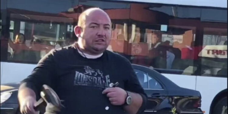 FOTO/ Ky është “polici i trafikut” që shtypi kamioni në vijat e bardha në Tiranë