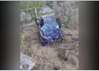 Aksidenti në Poliçan, makina bie nga lartësia dhe përfundon në oborrin e një banese