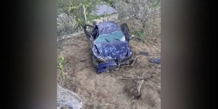 Aksidenti në Poliçan, makina bie nga lartësia dhe përfundon në oborrin e një banese