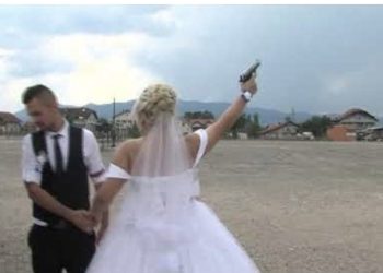 Del VIDEO/ Qëlloi me armë në dasmë, shpallet në kërkim nusja!