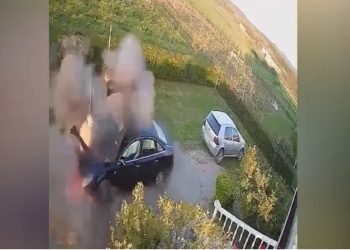 FOTO/ Hap derën dhe futet brenda! Momenti kur shpërthen tritoli në makinën e kreut të PD-së