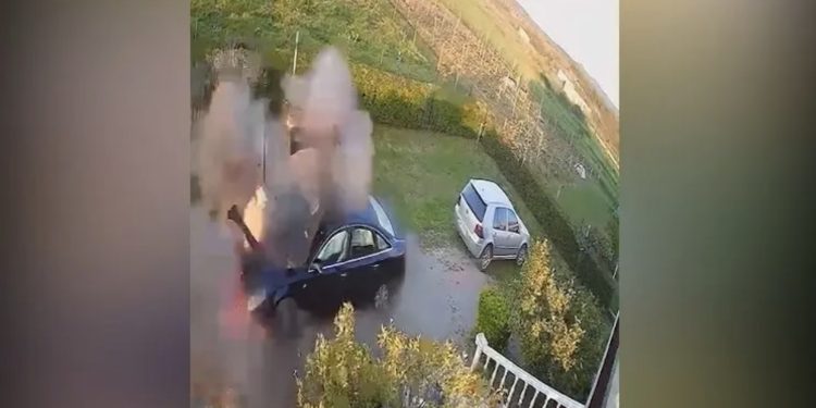 FOTO/ Hap derën dhe futet brenda! Momenti kur shpërthen tritoli në makinën e kreut të PD-së