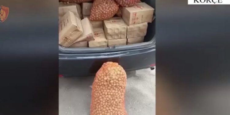 Kontrabandë mallrash, tre të arrestuar në Korçë, mes tyre edhe një doganier