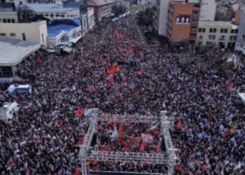 UÇK çon në këmbë Kosovën, mijëra qytetarë mbushin sheshet e Prishtinës