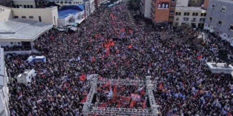 UÇK çon në këmbë Kosovën, mijëra qytetarë mbushin sheshet e Prishtinës