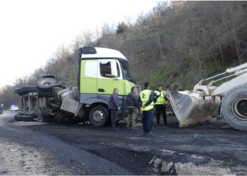 VIDEO/ Përmbyset trajleri me qymyr në Librazhd