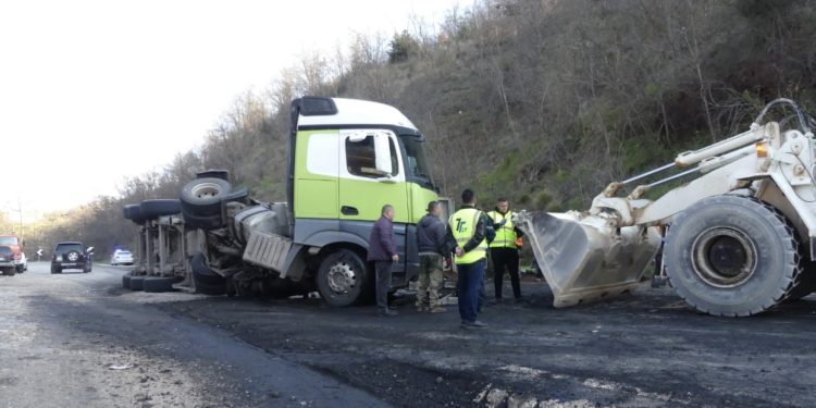 VIDEO/ Përmbyset trajleri me qymyr në Librazhd