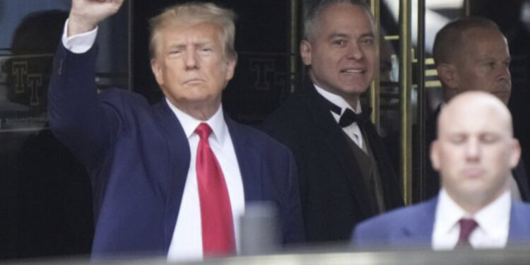 Arrestohet Donald Trump, qindra njerëz jashtë gjykatës. Çfarë pritet të ndodhë