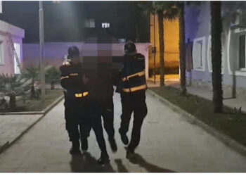 Bastisi firmën e ndërtimit me kallashnikov, në pranga 32-vjeçari në Vlorë