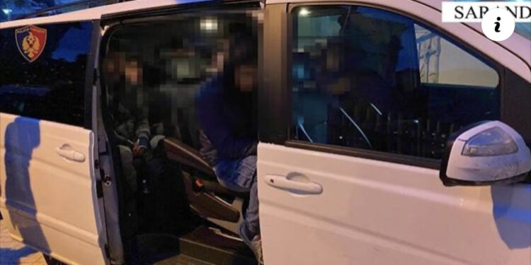 Transportonte emigrantë për të kaluar kufirin, arrestohet 20-vjeçari në Sarandë
